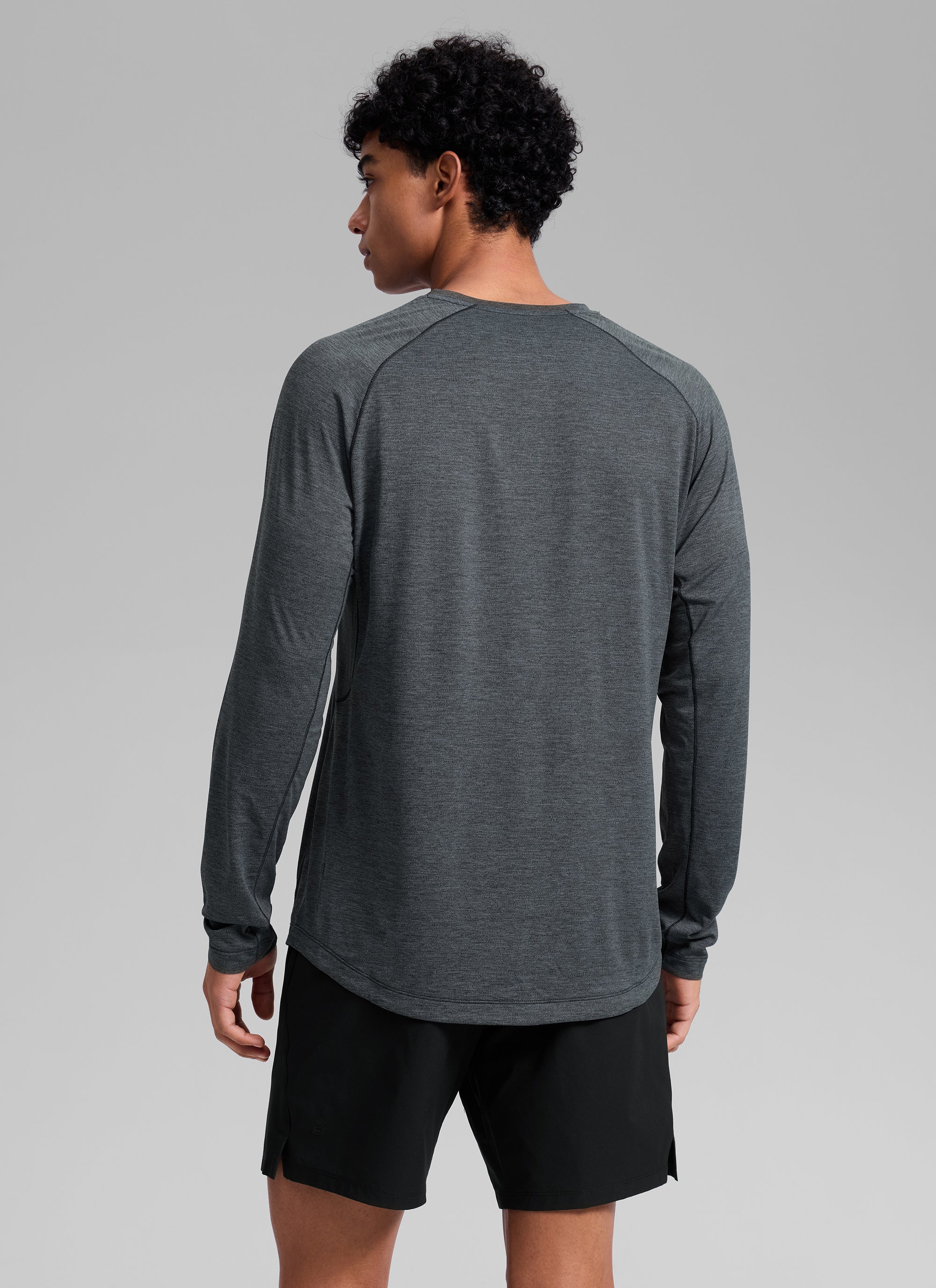 CRZ YOGA Men's Train Slim Fit Lightweight Rounded Scallop Long Sleeves Carbon Heather