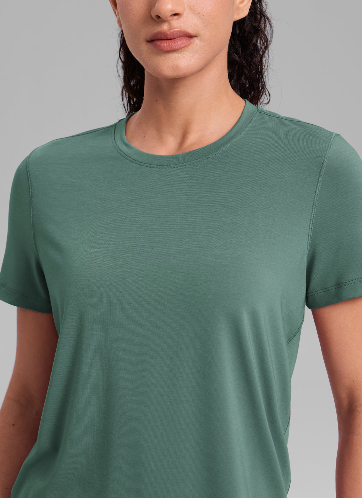 CRZ YOGA Women's Quick Dry Workout Crewneck Hip Length Short Sleeve Graphite Green @model_info:Larissa