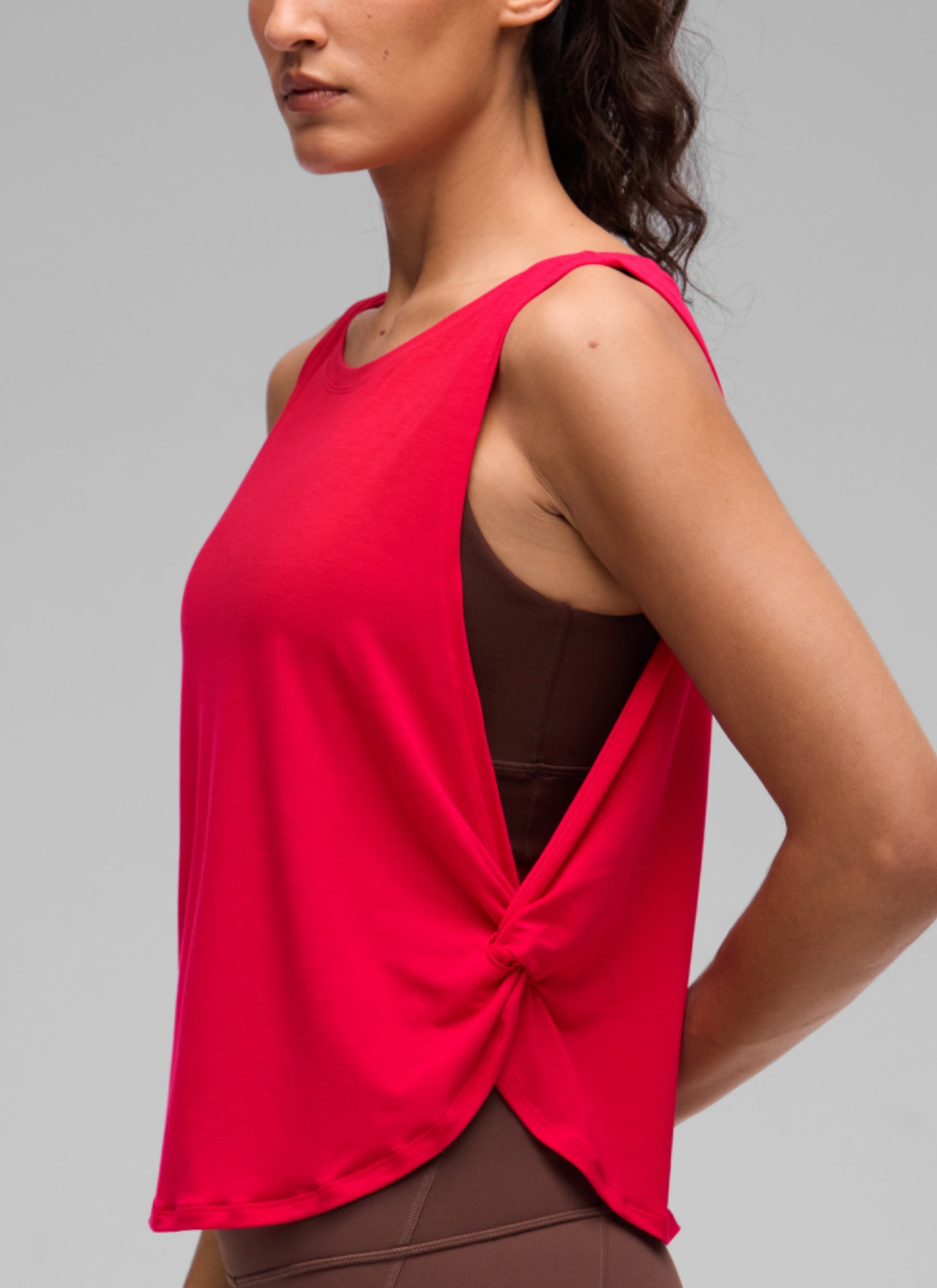 CRZ YOGA Women's Workout Quick Dry Crewneck Waist Length Relaxed Fit Tank Aurora Red @model_info:V