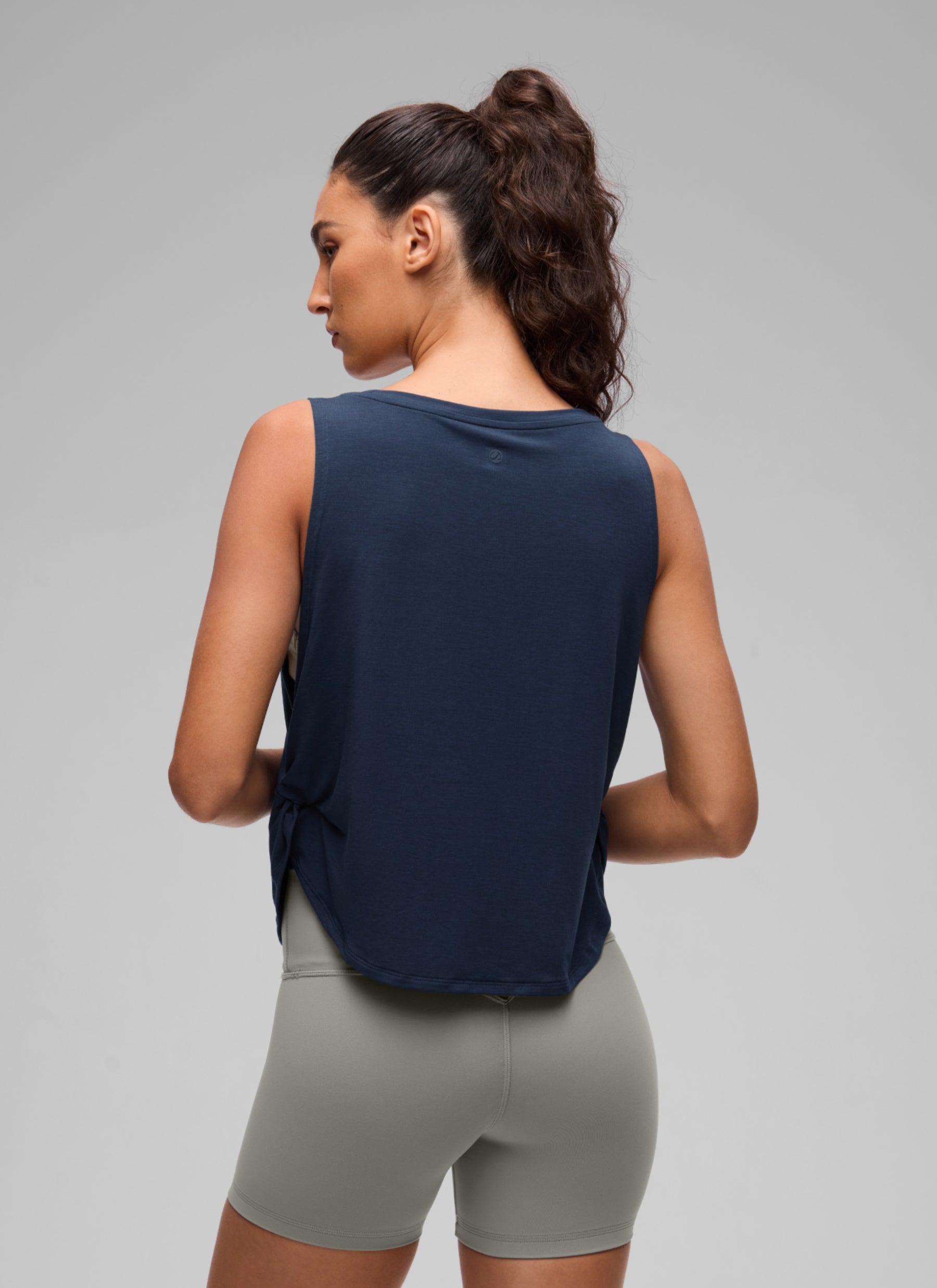 CRZ YOGA Women's Workout Quick Dry Crewneck Waist Length Relaxed Fit Tank Club Blue @model_info:V