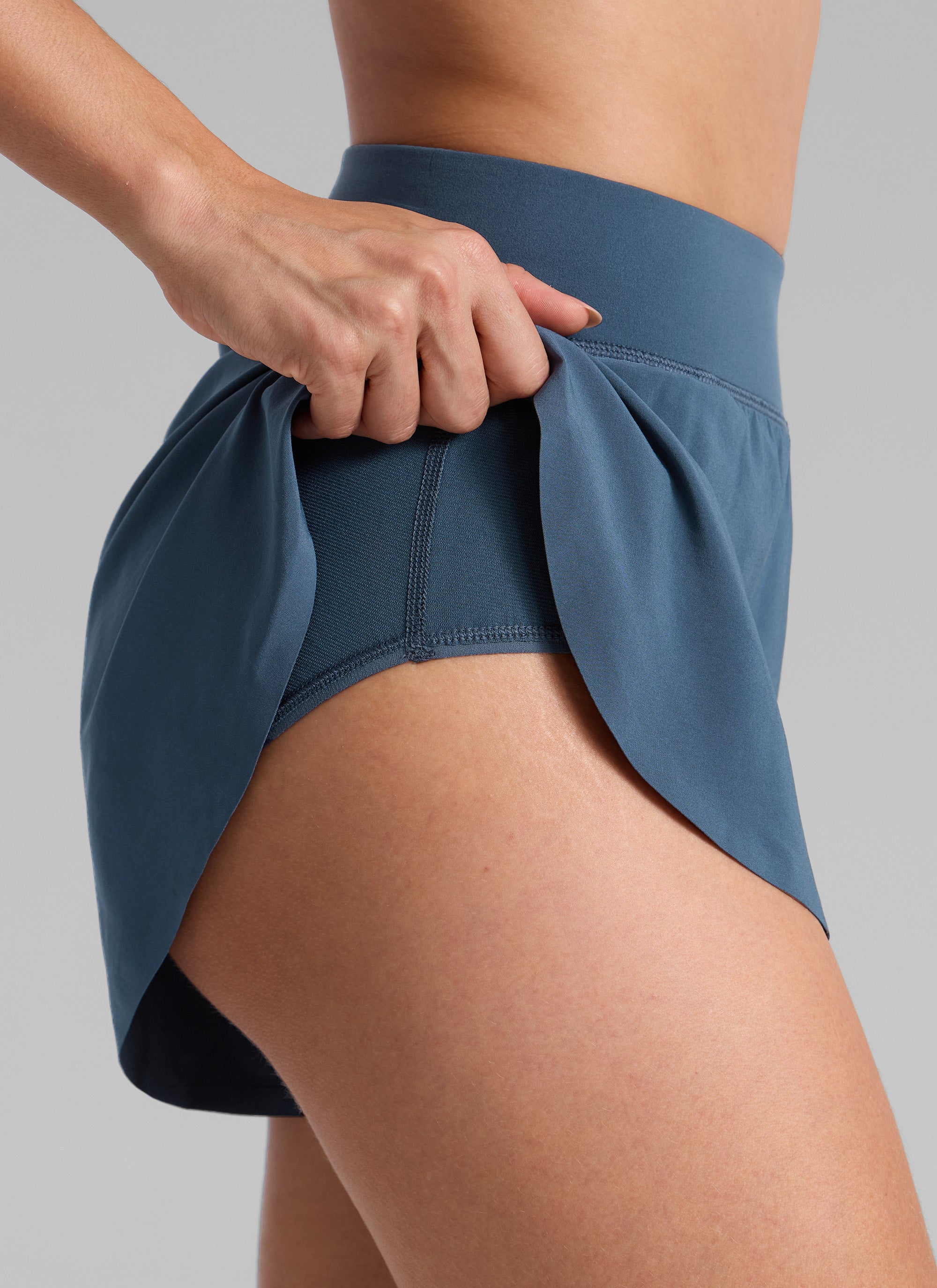CRZ YOGA Women's Running High Rise Mesh Lined Shorts 3'' Workout Short Stelindigo @model_info:Bruna