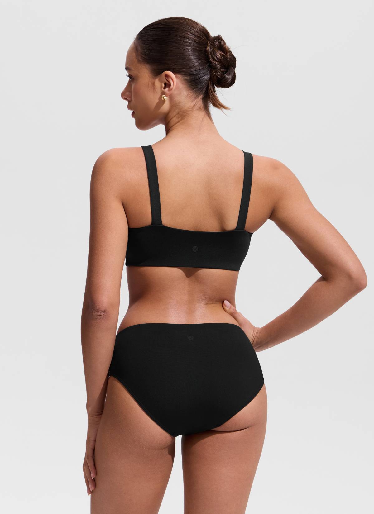 CRZ YOGA Women's Swimwear Square Neck Wide Flat Straps Bikini Tops Black @model_info:Maria