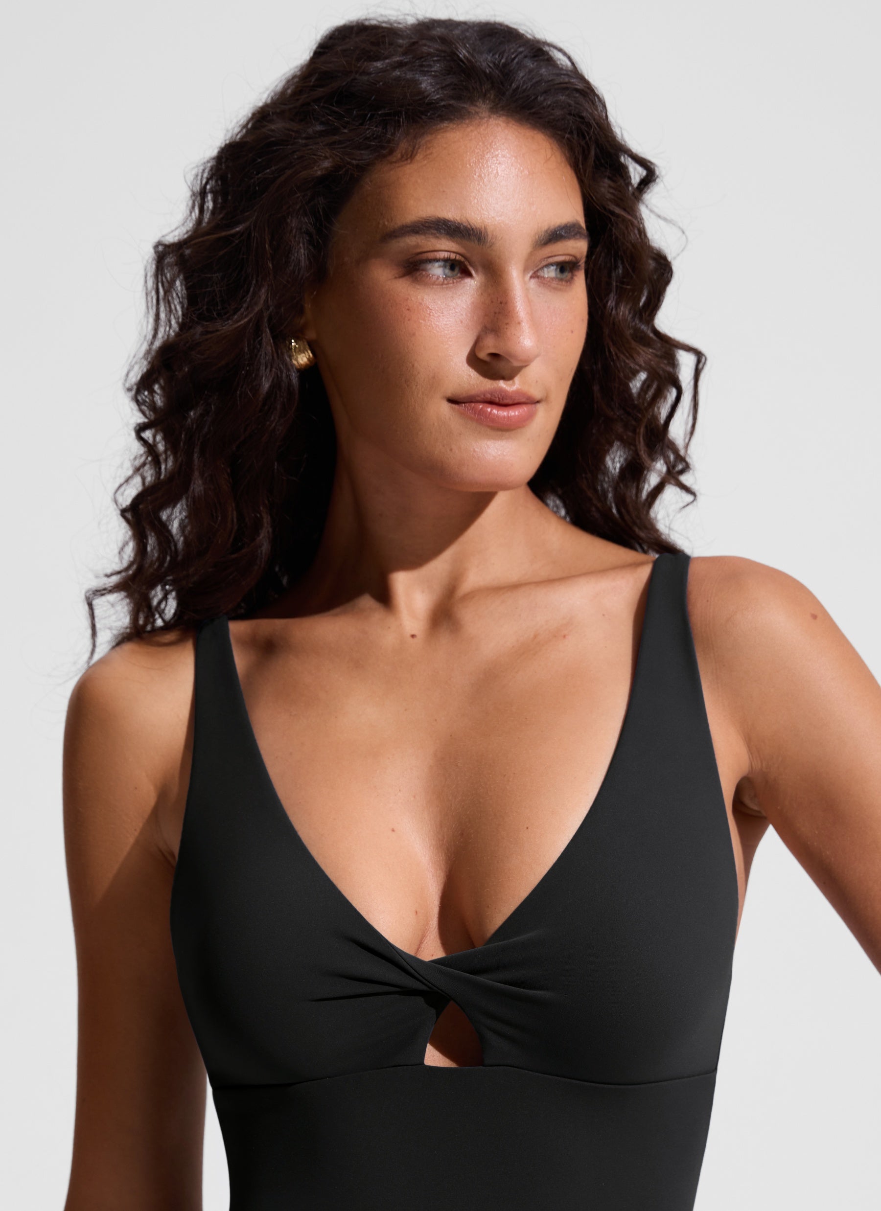 CRZ YOGA Women's Nexfeel Twist Cut Out One Piece Swimsuit Black @model_info:V